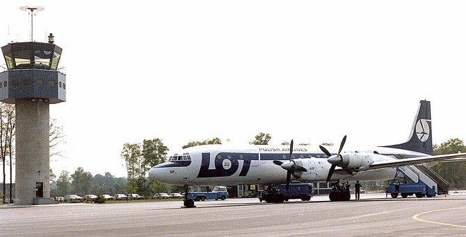 Ilyushin Il-18 von Lot in Münster/Osnabrück: Der viermotorige Flieger wurde schon in den 1980er-Jahren auf Charterflügen in die Bundesrepublik eingesetzt.