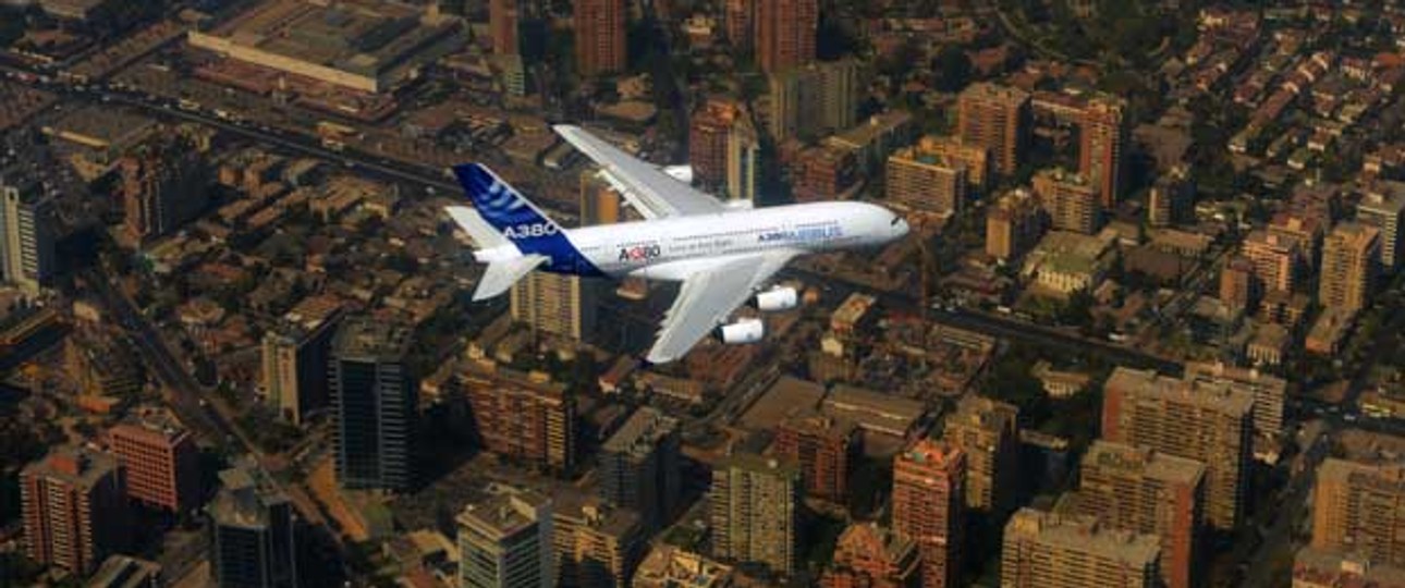 A380 im Flug: Airbus bietet künftig eine dichtere Variante an.