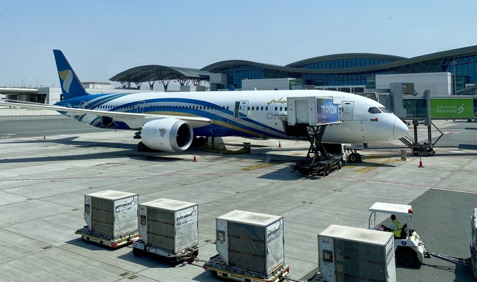 Boeing 787 von Oman Air bei der Beladung in Muscat (Archivbild).