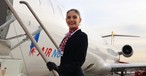 Flugbegleiterin vor Bombardier-Jet von Air Nostrum:  Entscheidet sich die Airline für andere Flugzeuge?