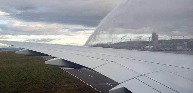 Unter der Wolkendecke, nach der Landung an der Heimbasis Zürich gab es die traditionelle Wasserfontäne.