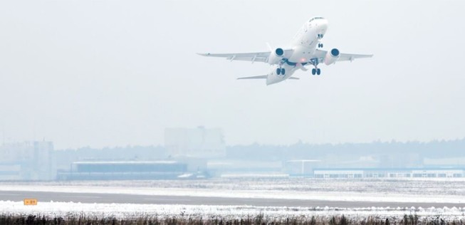Der Superjet hebt ab: Sukhoi verspricht bessere Start- und Landeeigenschaften durch die Saberlets.