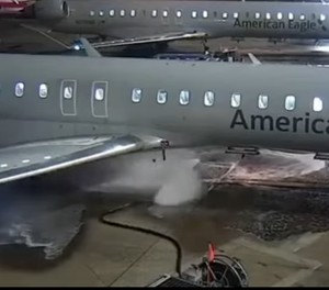 Flugzeug von American Eagle am Flughafen Dallas: Die Betankung ging schief.
