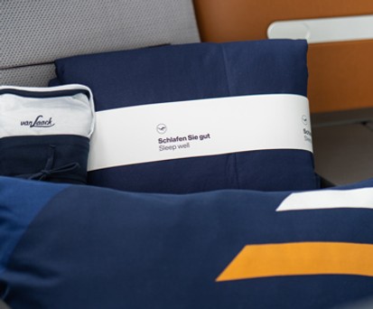 Schlafshirt, Decke und Kissen: Das neue Business-Class-Bettzeug auf Lufthansas Langstreckenflügen.
