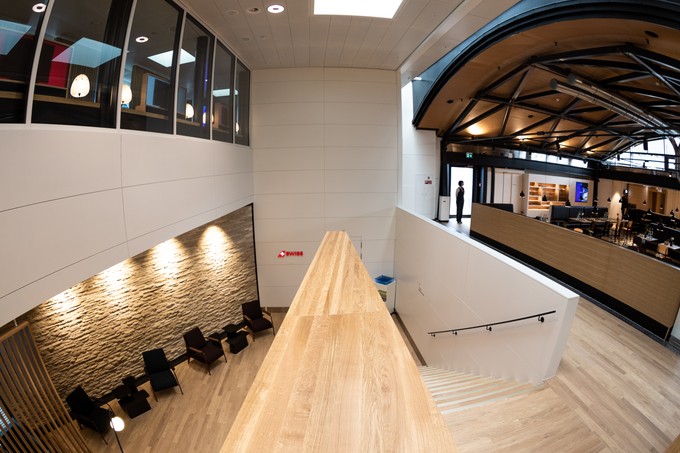 Der Aufgang zur Business-Lounge. Die Materialien stammen aus der Schweiz, wie etwa Kalkstein aus dem Jura an den Wänden oder Eichenholz aus heimischen Wäldern.