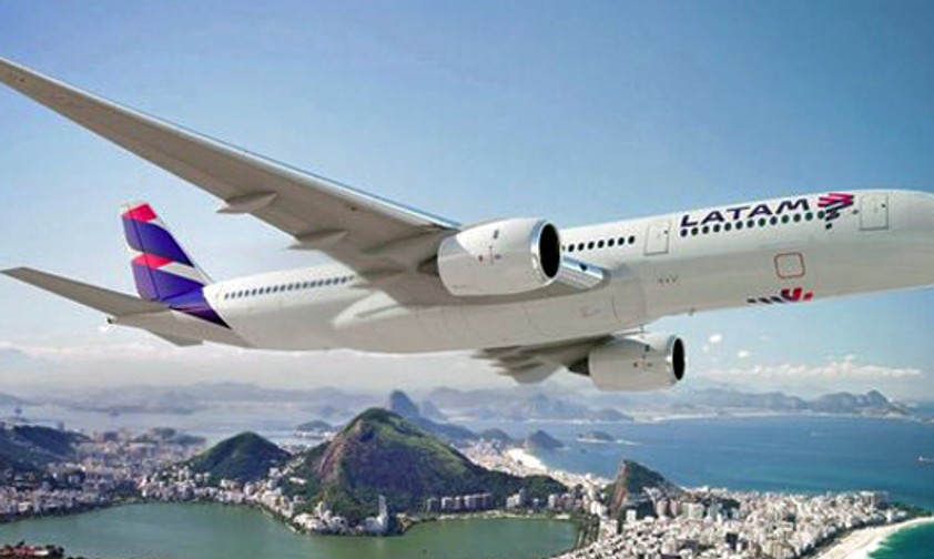 Flieger von Latam: Das neue Nordost-Drehkreuz wird auf unbestimmte Zeit verschoben.