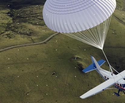 Darstellung des Rettungssystems: Mit Fallschirm zu Boden gleiten.