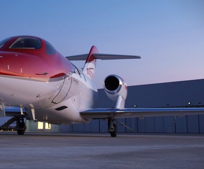 Der Honda Jet ist 12,7 Meter lang und kann bis zu 778 Kilometer pro Stunde schnell fliegen. Die maximale Reiseflughöhe beträgt 12.900 Meter.