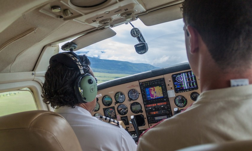 Zwei Personen in einem Kleinflugzeug: IOn den USA sollen mehr Flugschulen Prüfungen abnehmen dürfen.