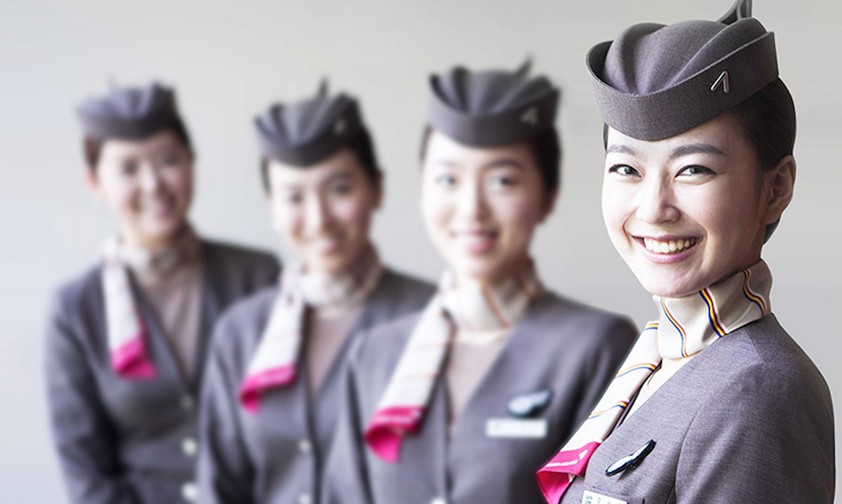 Flugbegleiterinnen von Asiana Airlines: Dürfen nicht mehr allen helfen.