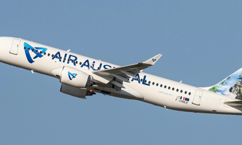 Einer der drei Airbus A220-300 von Air Austral: Er trägt das Kennzeichen F-OMER.