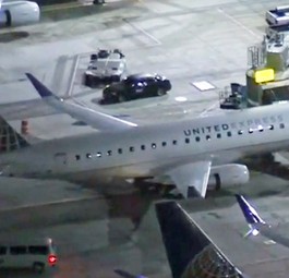 Mann springt in Los Angeles aus rollendem Flugzeug