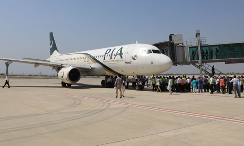 Pakistan International Airlines zeigt die erste Landung am neuen Flughafen von Islamabad.