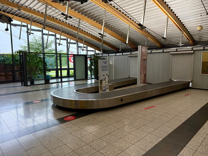 Der Flughafen Mannheim punktet mit kurzen Wegen. Kaum ist der Flieger gelandet liegt der Koffer schon auf dem Band. Check-in ist bis 20 Minuten vor Abflug möglich.