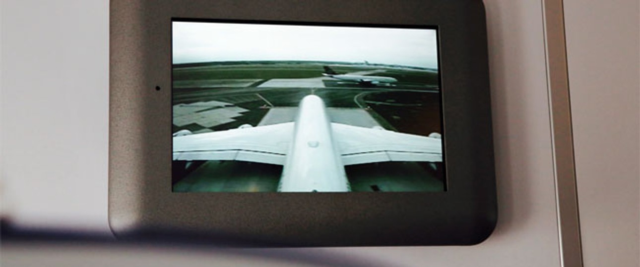 Blick von der Heckkamera eines Airbus A380 auf einen A340 von Lufthansa: Ein Flugzeug als Reserve für Eurowings.