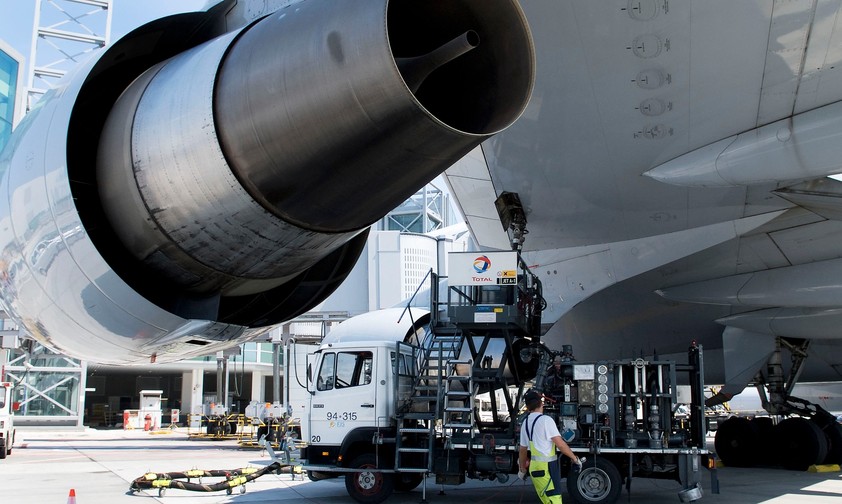 Betankung einer Boeing 747 von Lufthansa: IN Frankfurt ist Kerosin knapp.