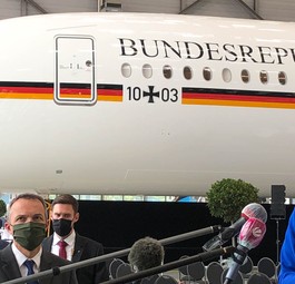 Die deutsche Verteidigungsministerin Annegret Kramp-Karrenbauer vor dem ersten Airbus A350 der Flugbereitschaft
