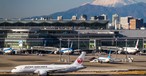 Flughafen Tokio-Haneda mit dem Fuji im Hintergrund: Japanische Airlines sollen sich bei Inlandsflügen künftig abstimmen.