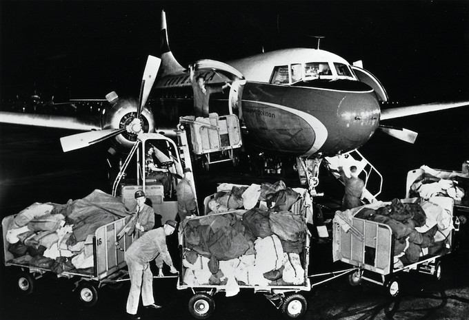 Nachtluftpost wird am Flughafen Frankfurt in eine Convair 440 Metropolitan von Lufthansa verladen: Das Foto entstand um das Jahr 1961.