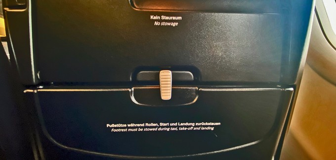 Ein schönes Detail in der Premium Economy und derEconomy – überall finden sich die Streifen wieder.