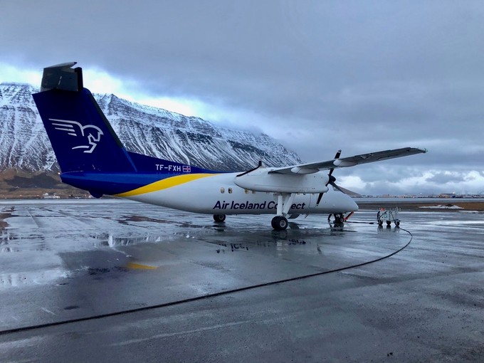 Kaum ist die Dash 8 angekommen, steigen schon die neuen Passagiere zu, die nach Reykjavík wollen.