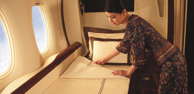 Die wenigsten Sitze in einem Superjumbo bietet Singapore Airlines. In einer ihrer drei A380-Konfigurationen haben lediglich 379 Reisende Platz. Im Oberdeck stehen 86 Business-Class-Sitze, im Hauptdeck zwölf First-Class-Suiten, 36 Plätze in der Premium Economy und 245 in der Economy Class.