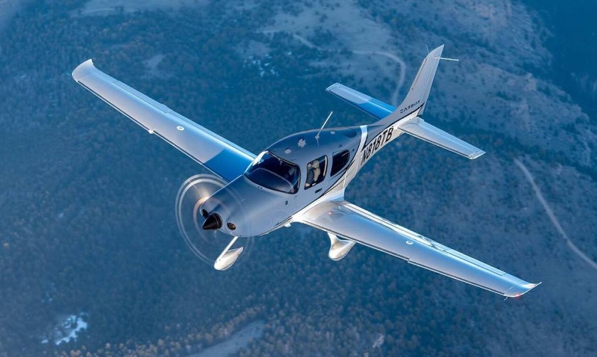 Ein Cirrus SR22 in der Luft: Motorhersteller Continental erklärt die Probleme.