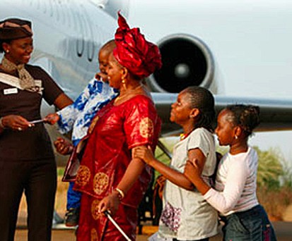Passagier und Flugbegleiterin von Air Mali: Kaum mehr Arbeit.