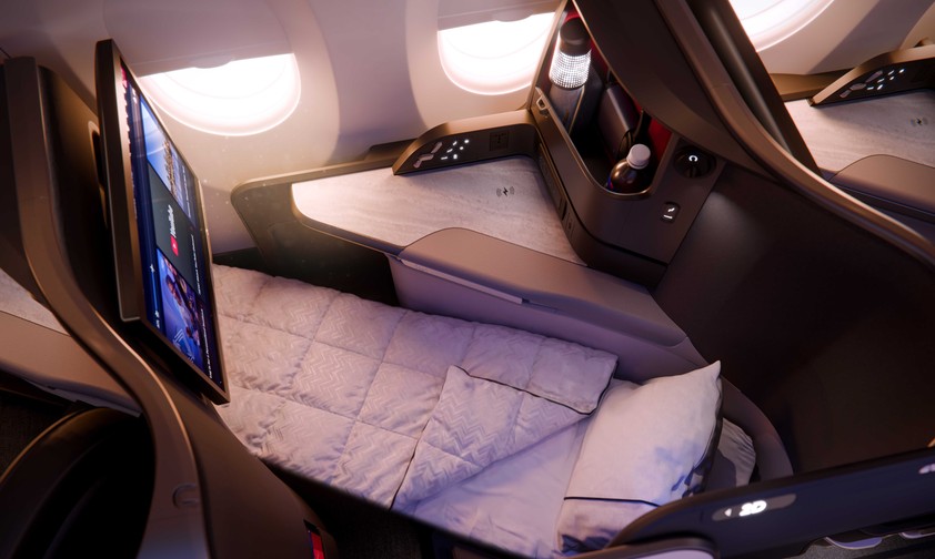 Ein Sitz der Delta One Suite im A350-1000 als Bettmodus mit Decke