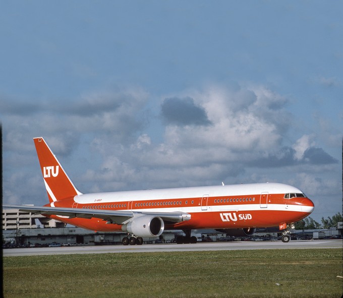 Zusammen mit der Lancierung der Marke LTU Süd wurde Anfang der Neunzigerjahre eine revidierte Bemalung geschaffen, bei der die rote Farbe der Mutter weiterhin prominent zur Geltung kam, jedoch vom Dach zum Bauch des Flugzeugs wechselte. Die Boeing 767-33A ER mit dem Kennzeichen D-AMUP.