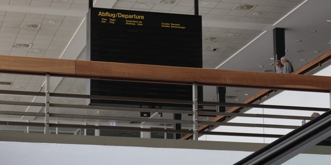 Die ikonische Anzeigetafel im ersten Stock des Airports.