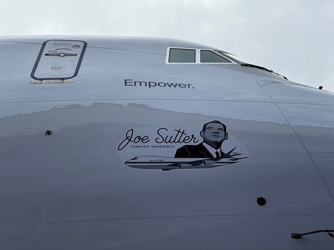 Auf dem letzten Jumbo-Jet wird der Vater der 747 geehrt, Joe Sutter.