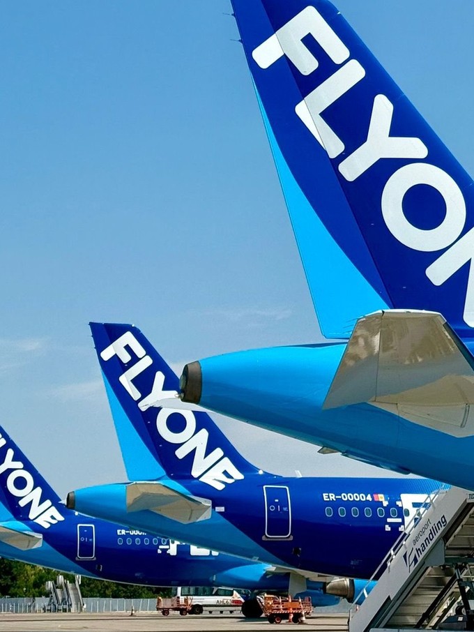 Die Leitwerke der drei neuen Flugzeuge.