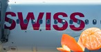 Airbus A320 von Swiss und eine Mandarine: Bitte nicht heimlich essen.