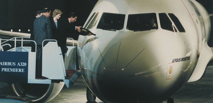 1981 entschied sich Airbus intern für den Bau des A320. Im Februar 1987 wurde der Flieger dann in Toulouse der Öffentlichkeit vorgestellt - mit Prinz Charles und Lady Diana als Ehrengästen. Im selben Monat erfolgte der Jungfernflug. Erstkunden des neuen Kurz- und Mittelstreckenjets waren British Caledonian und Air France.