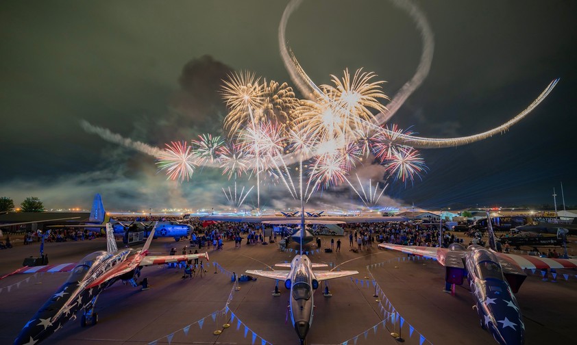 Feuerwerk über Oshkosh: Die Messe hat soviele Besuchende angezogen, wie noch nie.