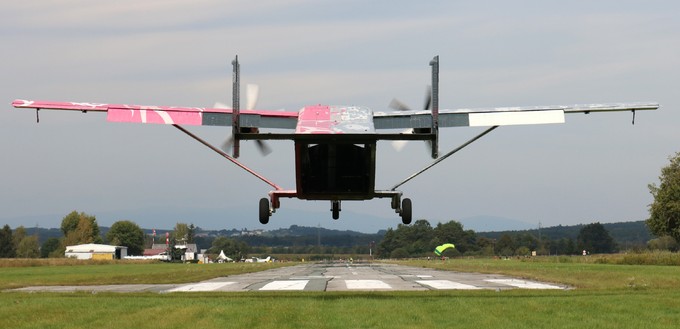 ... wobei die Skyvan einer Grundüberholung samt Einbau zweier 5-Blatt-Propeller unterzogen wurde.