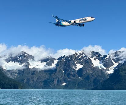 Boeing 737 Max 10 über Alaska (Montage): Alaska Airlines baut aus. 