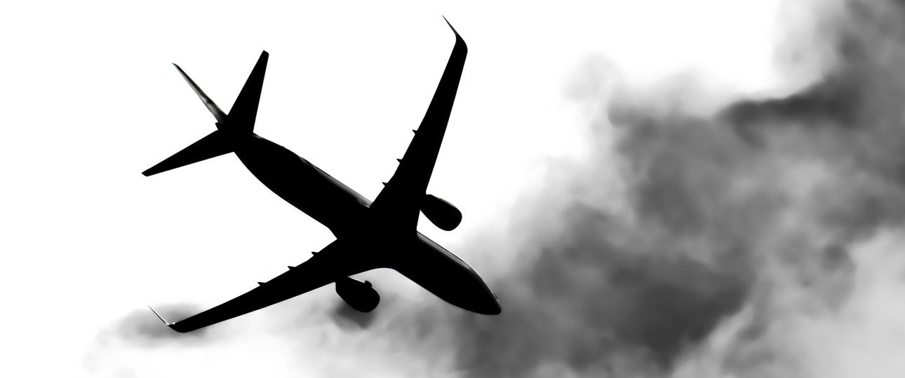 Flugzeug in den Wolken: DAs Risiko durch Turbulenzen steigt.