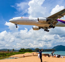 <strong>Platz 10: </strong>Thailand. Der Inlandsverkehr liegt aktuell bei <strong>55 Prozent</strong> des Vorjahresniveaus. Hier zu sehen, eine Boeing 777 von Thai Airways im Anflug auf Phuket über den berühmten Mai Khao Beach.