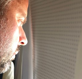 Passagier mit Fensterplatz: Lufthansa überlegt, ihn und andere Reisende am Fenster als erste an Bord zu lassen.
