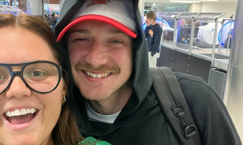 Countrystar und Fan bei der Flughafensicherheit: In Nashville nicht unwahrscheinlich.