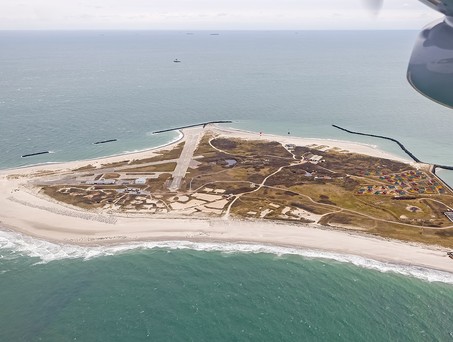 Der Flugplatz mit drei kurzen Pisten liegt auf Helgoland-Düne.