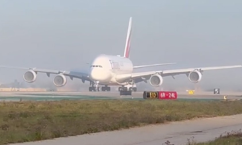 Dieser A380 verschwindet nach dem Start komplett
