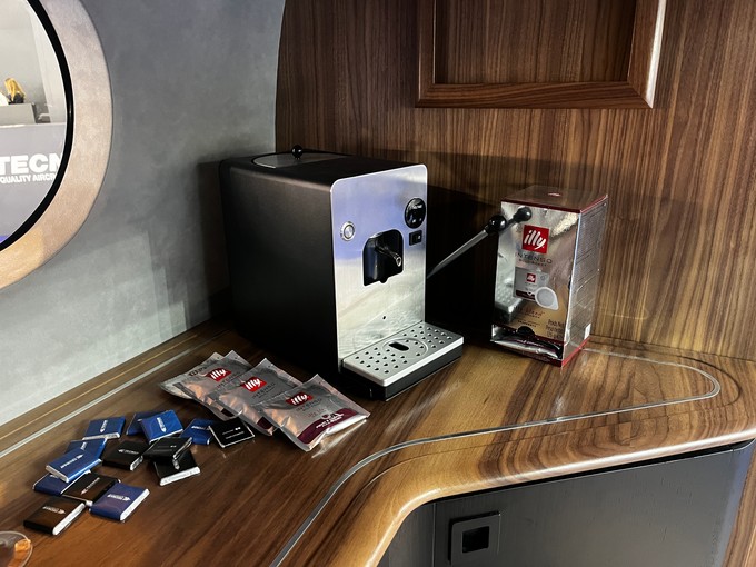 Tecnam verbaut in jede VIP-P2012 eine Espressomaschine.