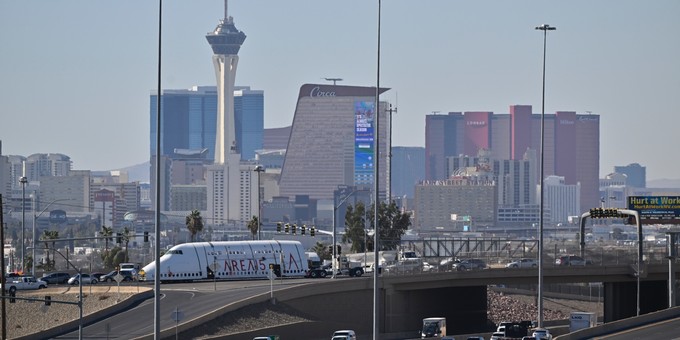 Die Boeing 747 vor der Silhouette von Las Vegas.