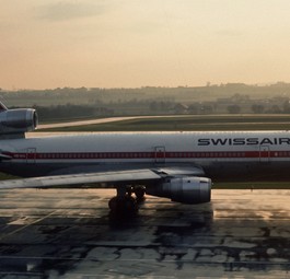 Der Absturz von American-Airlines-Flug AA191 im Jahr 1979 war nach den Anschlägen vom 11. September 2001 der schwerste Luftfahrtunfall in den USA. Alle 271 Insassen der <strong>McDonnell Douglas DC-10</strong> kamen ums Leben, als der Jet kurz nach dem Start verunglückte. Die Federal Aviation Administration entzog der DC-10 daraufhin für etwa einen Monat die Lizenz. Wie sich schliesslich herausstellte, war aber falsche Wartung die Ursache für den Absturz.