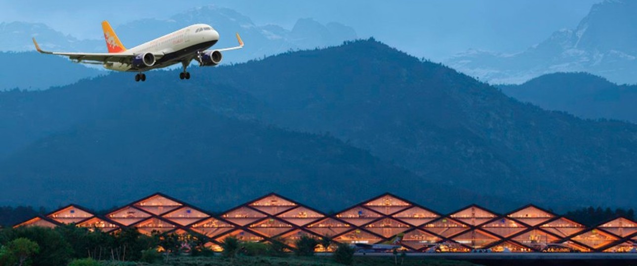 Airbus A319 von Drukair über der Gelephu Mindfulness City (Montage): Die Airline verspürt große Nachfrage.