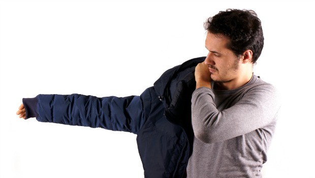 Zu achten ist auch auf Reisende, die auf dem Weg an einen Zielort mit warmen Temperaturen zu dick eingepackt sind. Umgekehrt gilt dasselbe.