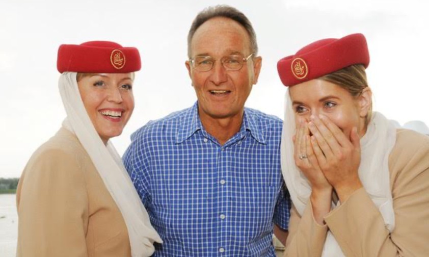 Martin Groß mit zwei Flugbegleiterinnen von Emirates: In 18 Jahren nie Probleme bekommen.